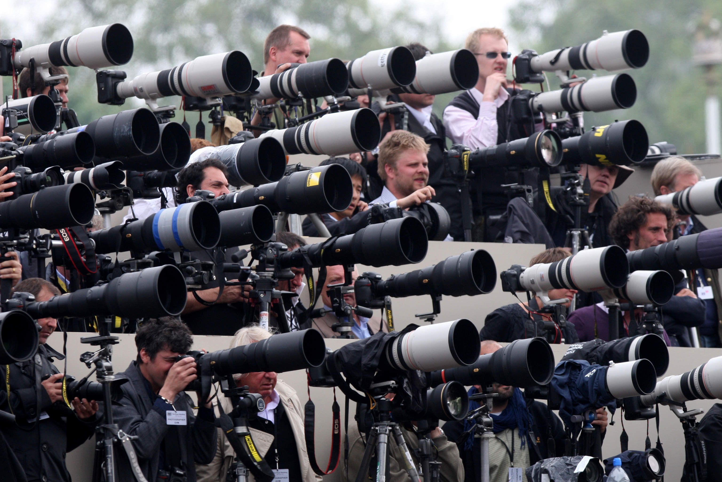 Large pack of press photographers